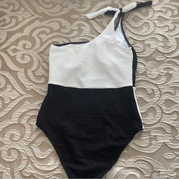 Cupshe Black and white one shoulder one piece swimsuit - Picture 3 of 4
